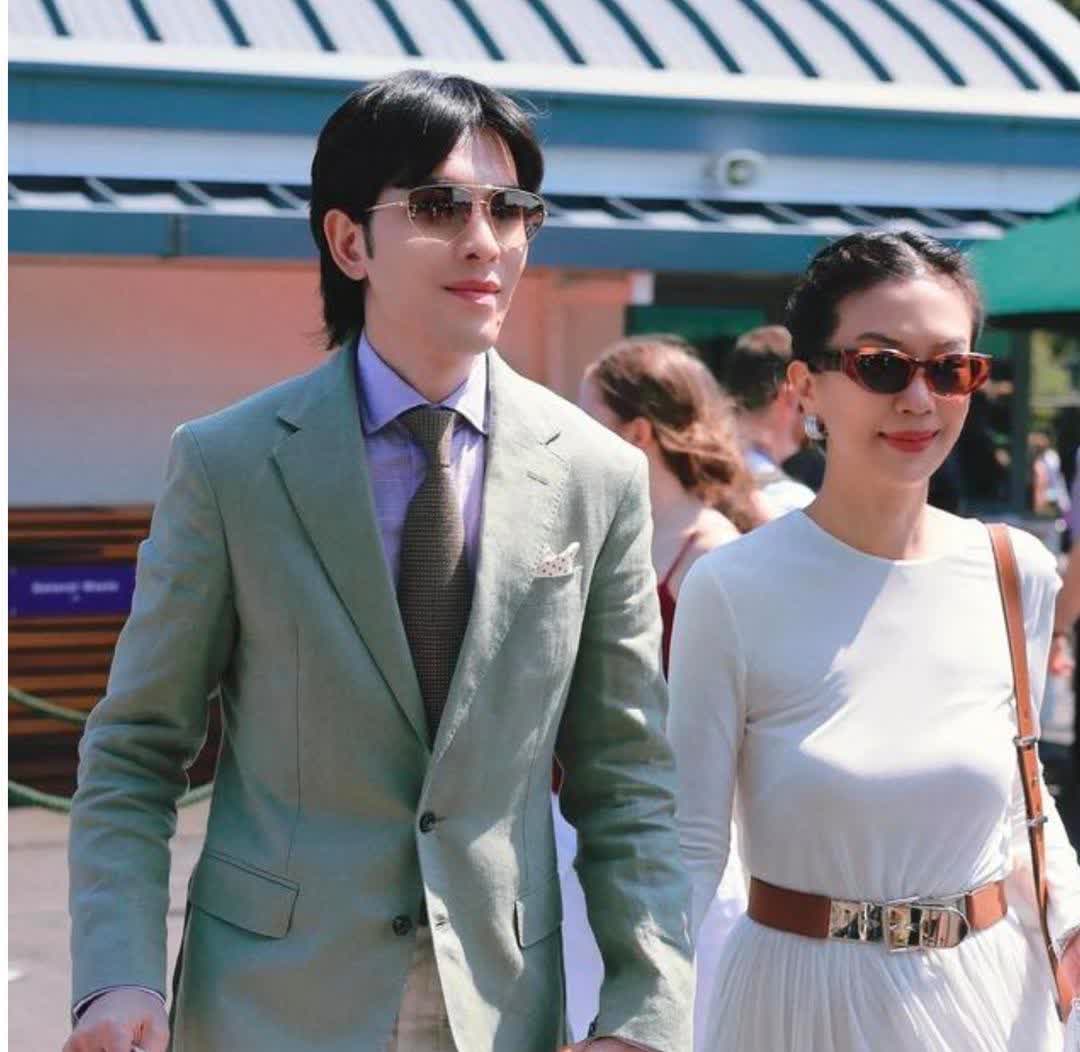 萧敬腾和妻子今日现身温网活动，萧敬腾牵紧林有慧好甜好温柔，感觉两人现在越来越有夫