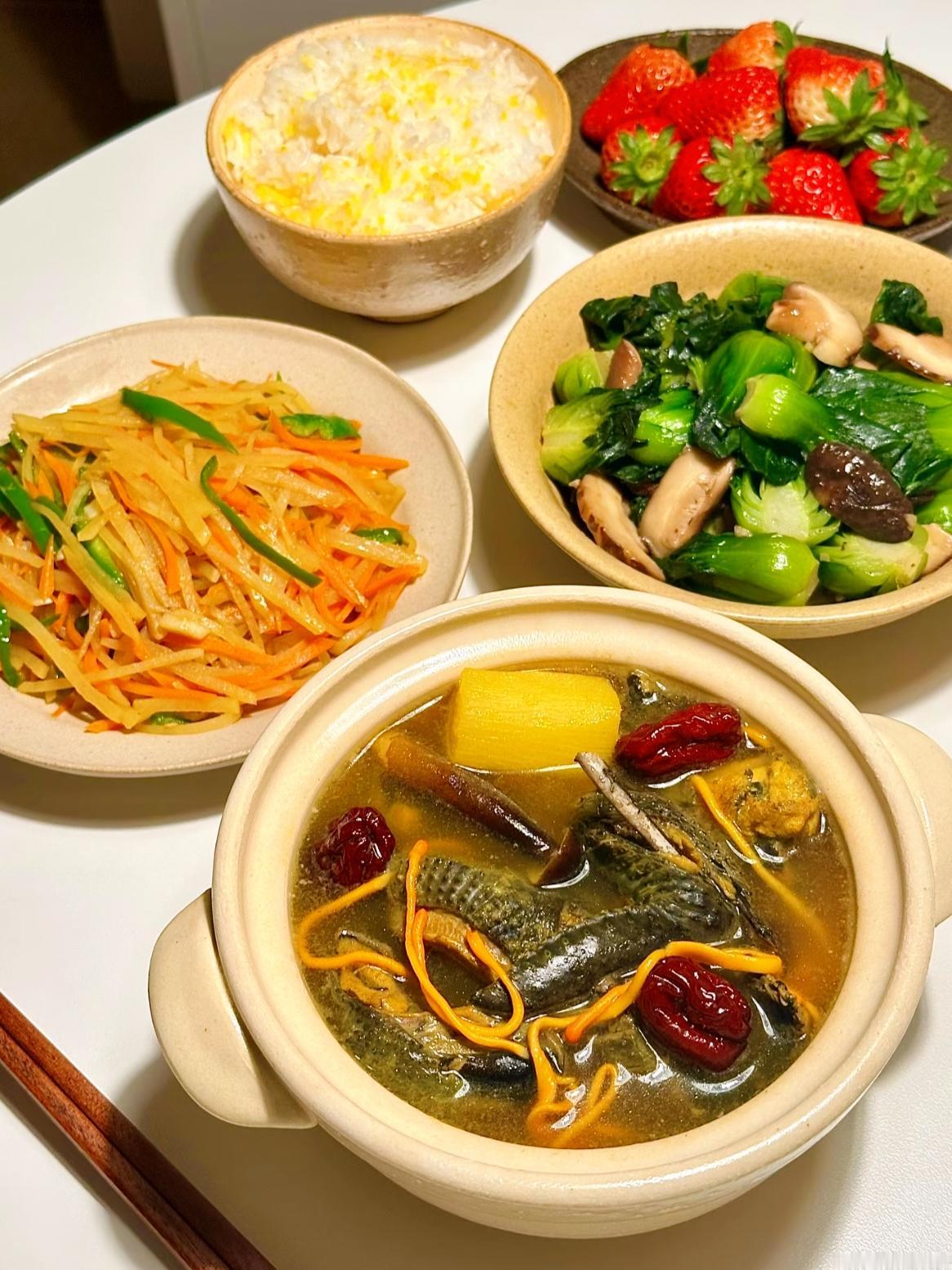 『半窗月痕·鹧鸪天·围桌暖食』刚端上桌的砂锅还冒着白汽乌鸡的黑、虫草花的