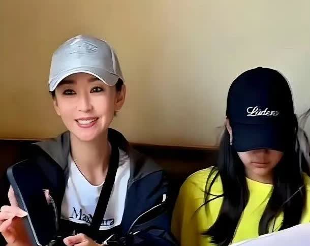 苗圃龙凤胎女儿11岁了，长相清秀可爱。嘴巴长的像妈妈，神似富商老爸，面对镜头好像