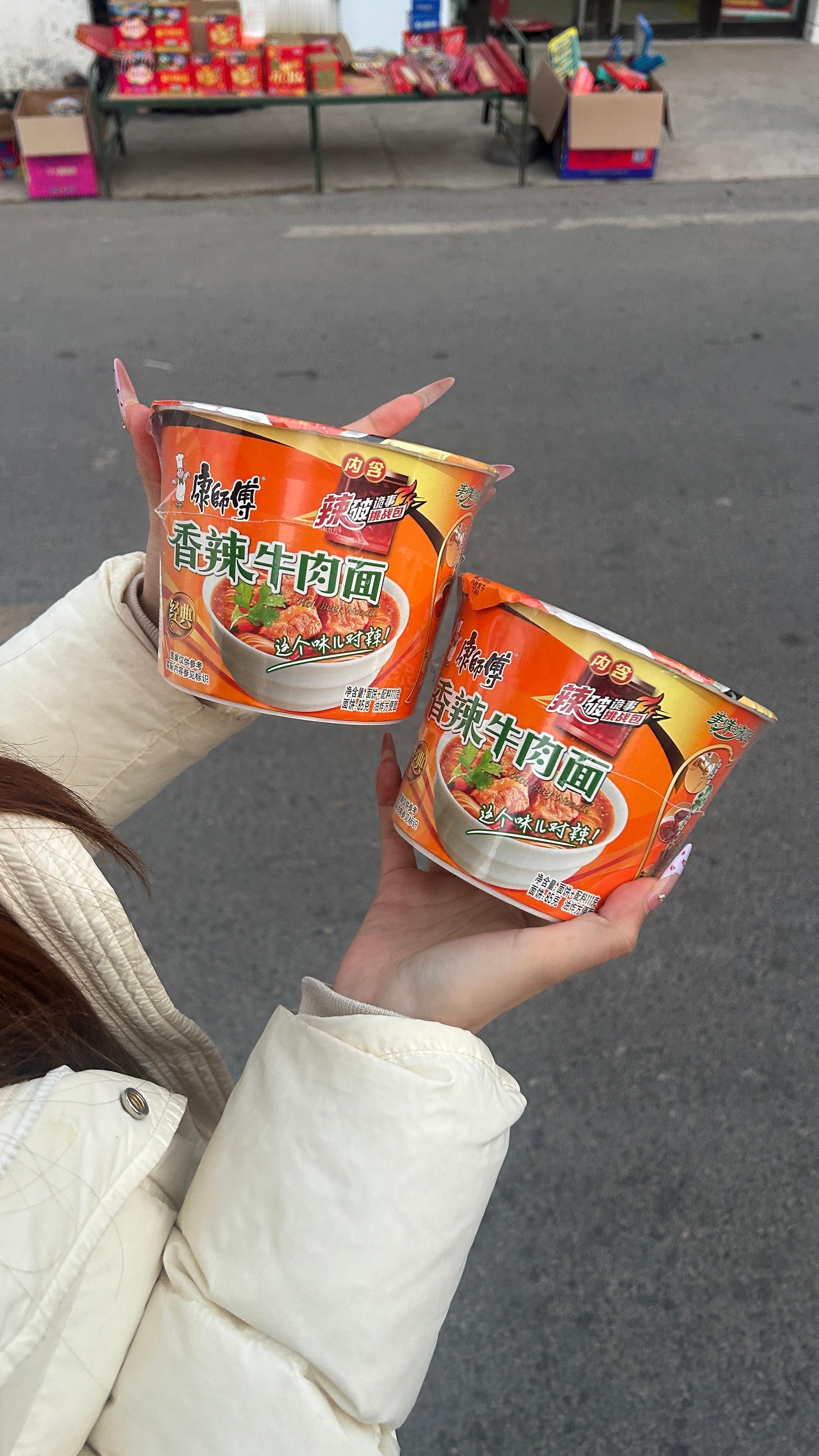 我真服了，在这地儿逛了四家超市买泡面，都是过期的，25年8月产，6个月保质期，最