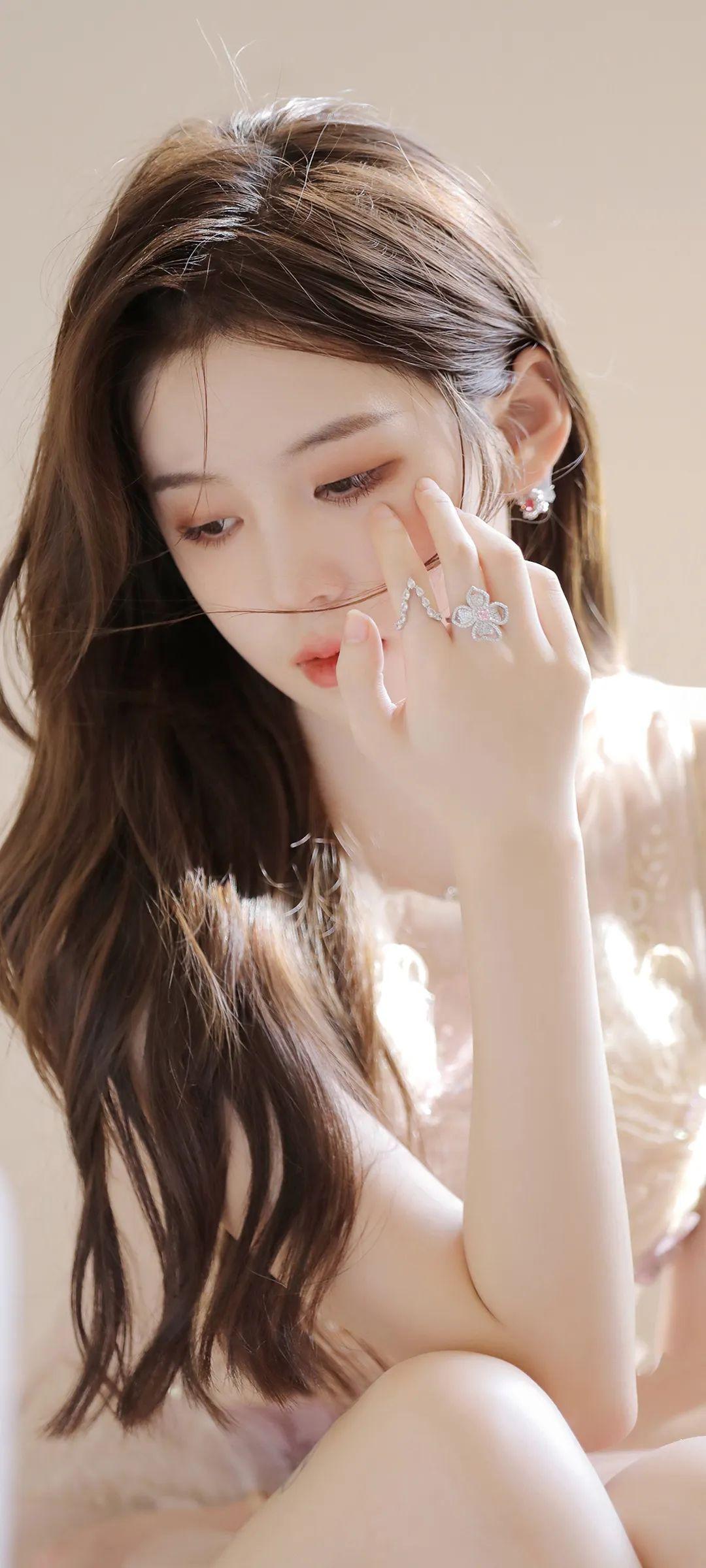 笑话：晚上，夫妻俩那个时，丈夫三下五除二的完事了，妻子有点不满意，嘿嘿一笑：“老