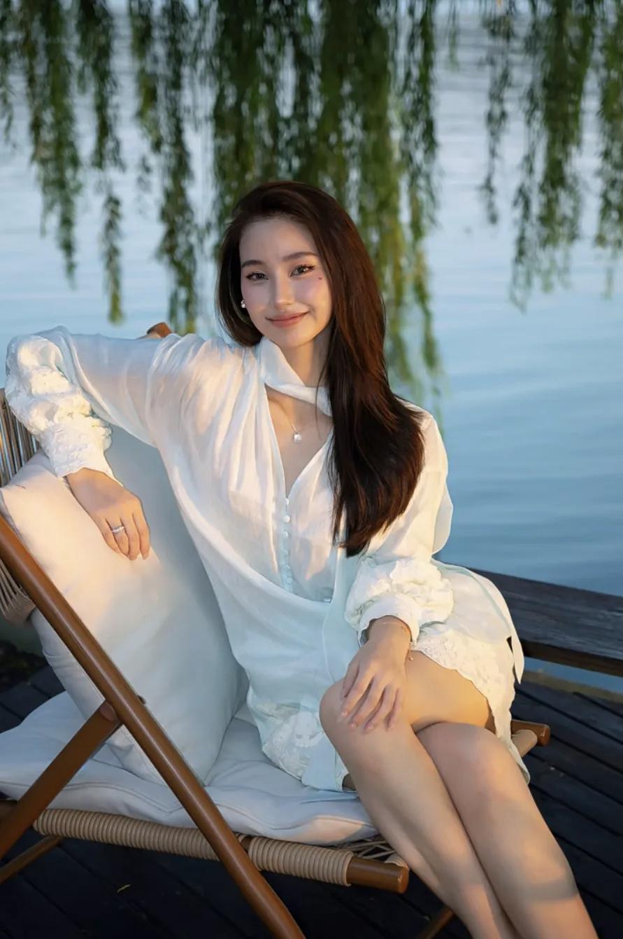 在每一个充满希望的清晨告诉自己，努力，总能遇见更好的自己。早安[比心][玫瑰