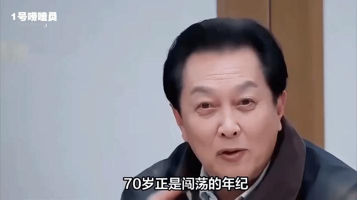 73岁的唐国强最近出席活动，刚下车就看到等着他的粉丝。他没像旁人那样径直走过，反