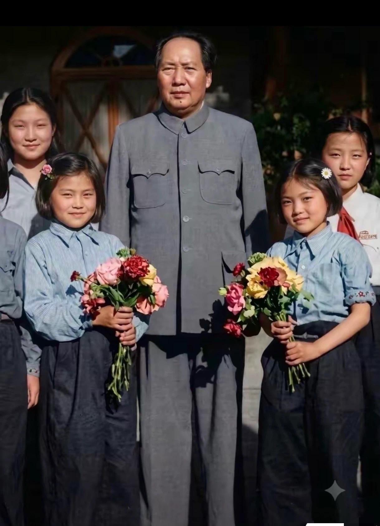 这张照片拍摄于1959年，地点在中南海，是毛主席接见女儿李敏北师大女附中的同班同