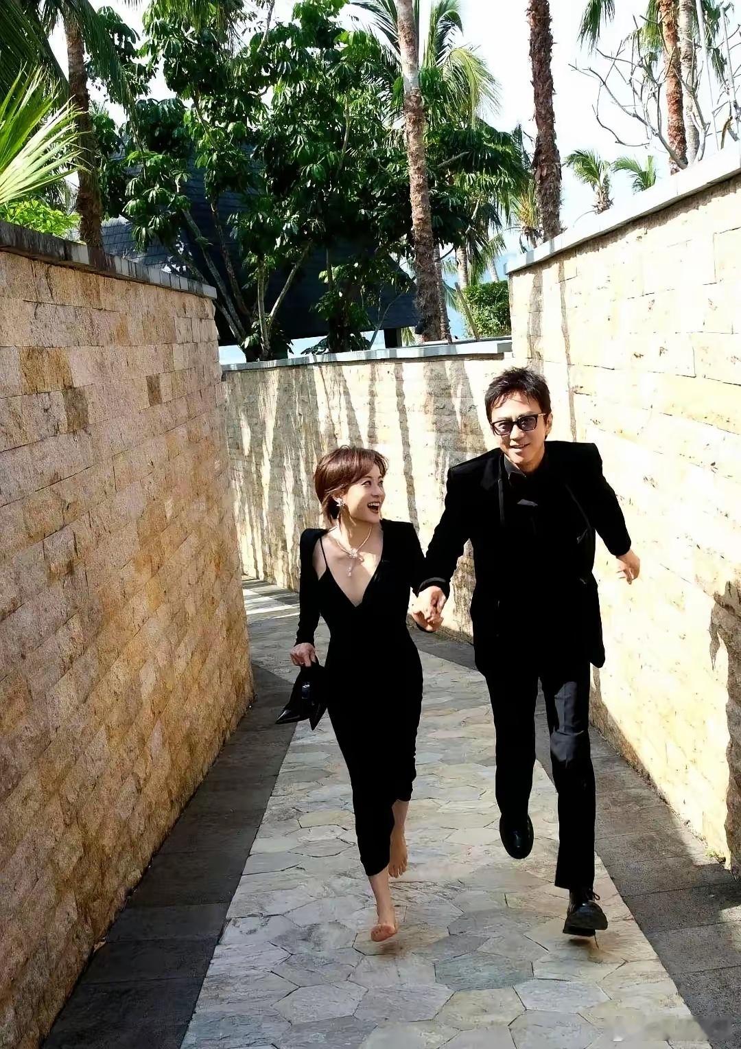 十几万的礼服，一公里的体面都不要了。在上海外滩，孙俪刚结束品牌活动，身上是价值一