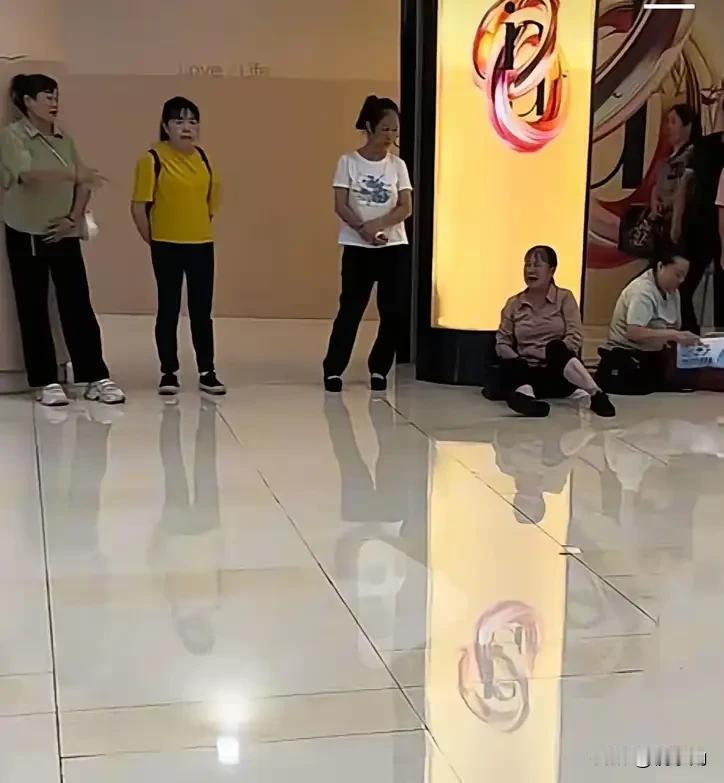 太气愤了！杭州湖滨银泰门口，一群阿姨坐在地上痛哭讨薪，原来是网红餐厅弄堂里突然倒