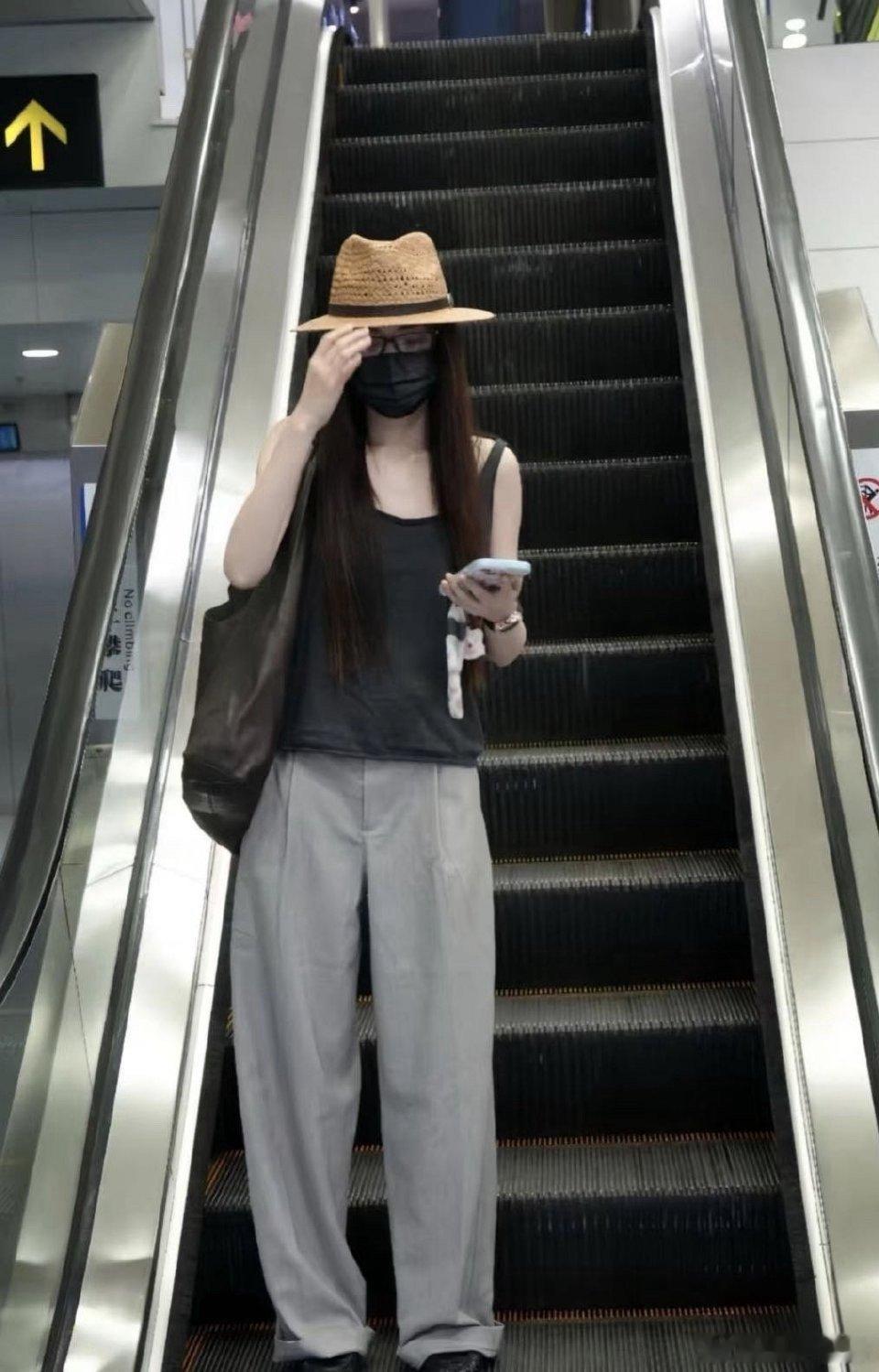 徐璐这穿搭够我学一阵了徐璐的穿搭是真的绝，甜酷之间找平衡的一把好手！通勤穿不夸