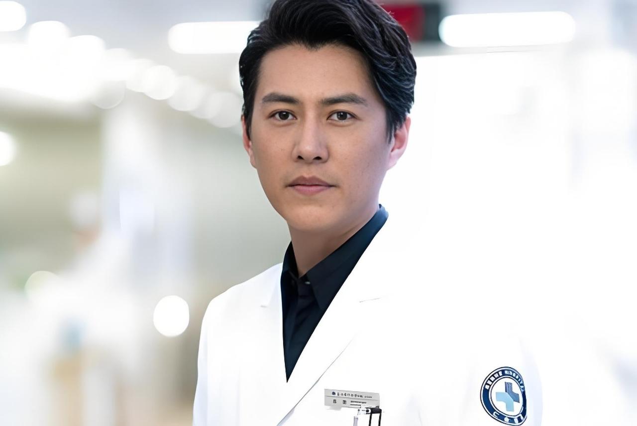 聊靳东的作品，很多人会提《伪装者》的明楼，或是《我的前半生》里的贺涵。但要说最耐