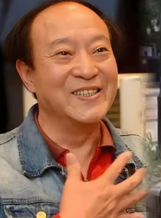 “离开冯巩后，牛群越混越惨”，76岁牛群近况曝光，打扮朴素鞋子破旧，人老了很多。