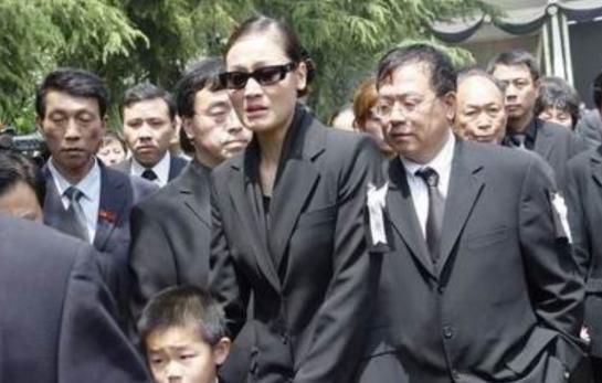 2005年，画家陈逸飞突然走了，才59岁，他的妻子宋美英那时候才30岁，发现陈逸