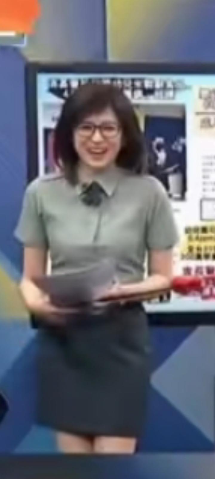 台湾中天第一美腿周玉琴令赖岳谦当众做起俯卧撑，一口气100个脸不红心不跳。老夫