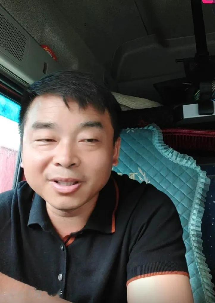 贵州塌桥悬空司机，游国春与他的老父亲，春哥开通了抖音账号直播，目测45岁左右，货