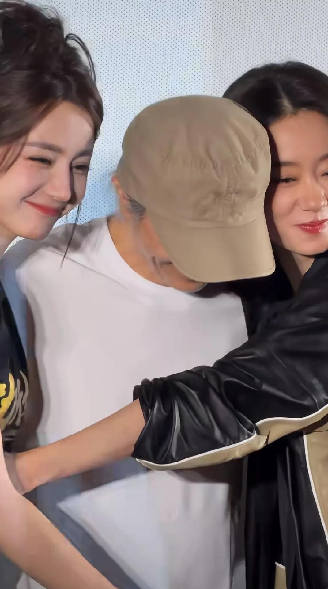 你不得不服周星驰。已经64岁的年纪，不管是搂着女演员，还是被女演员搂着，看起来都