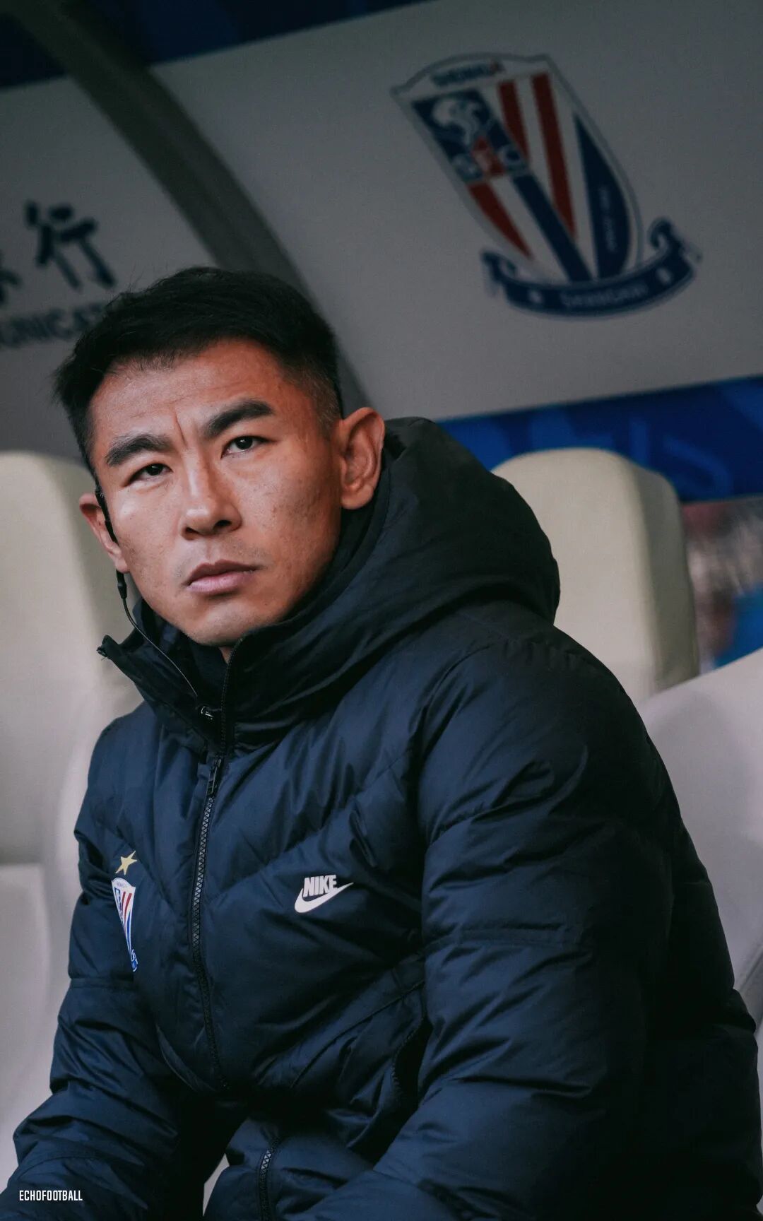 39岁的于汉超就坐在那里，深情的目光望过去，满眼都是自己29岁的影子。这样的退役