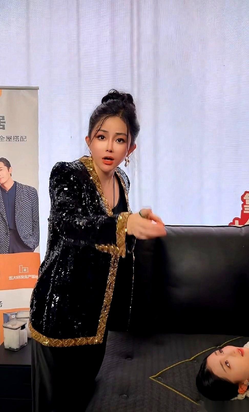 辛巴一回来，初瑞雪的直播间就变天了。第一场直播，她当着所有人的面，直接宣布：“