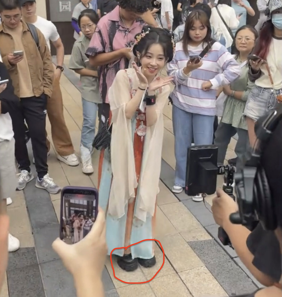 冯提莫穿了双大厚底的鞋，看起来还是不足1.5米，净身高可能不足1.4米，有点古灵