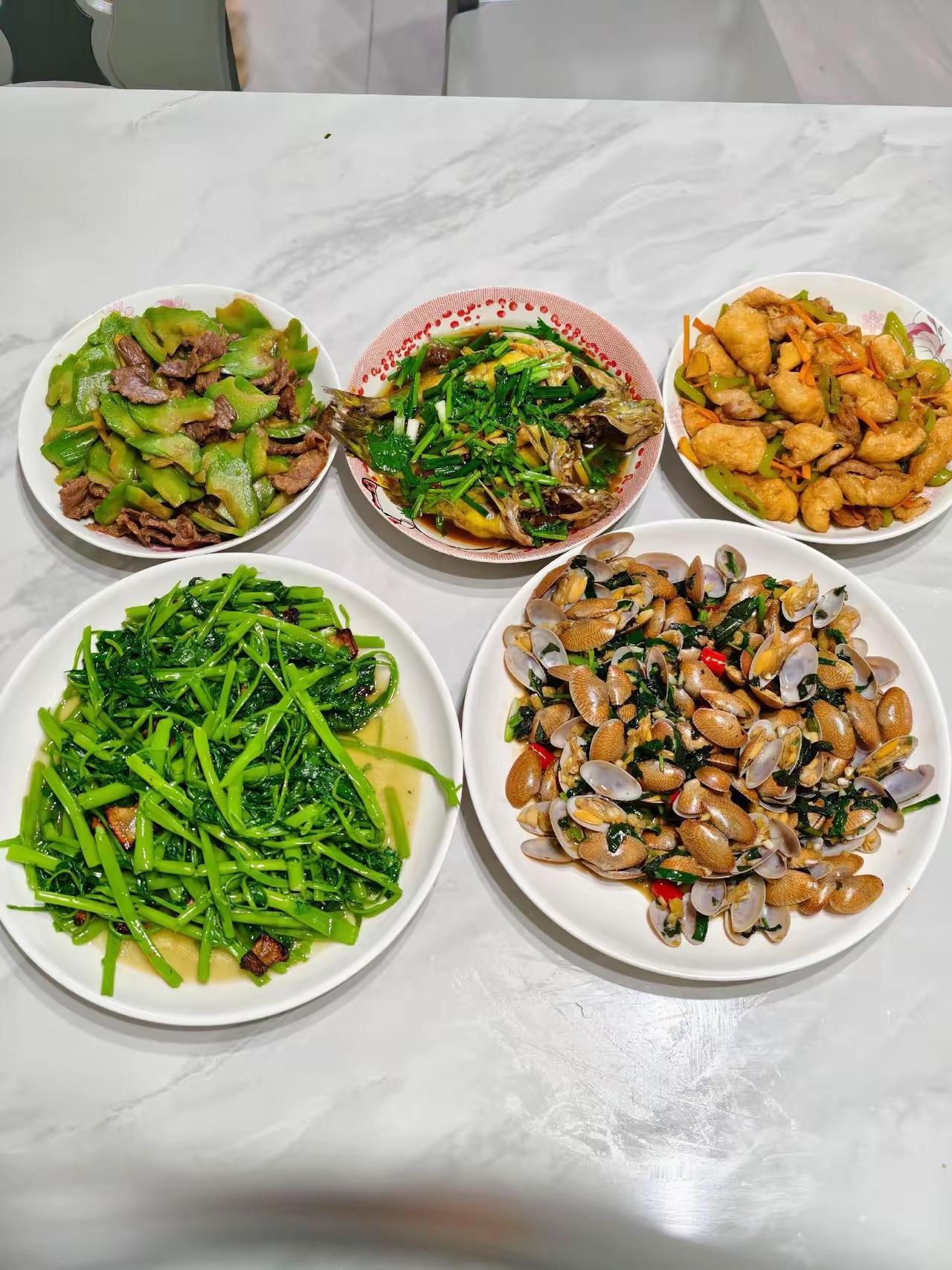 今天的中午饭怎么样呢？看着还不错哦！