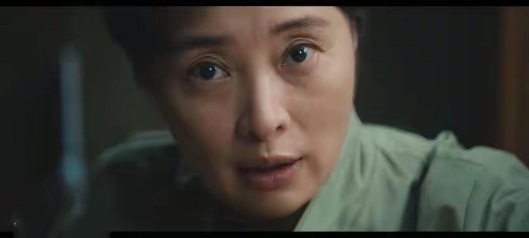 追剧《交锋》至第4集，小编猜想：蒋在珍（吴越饰演）的死是假死，她还会回归的。