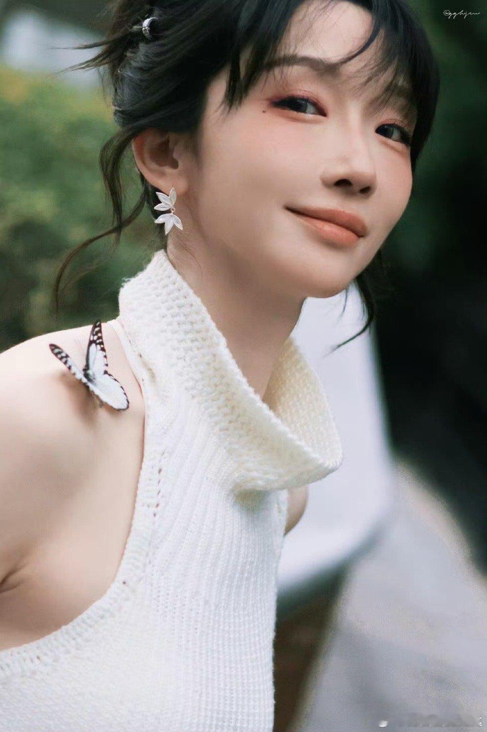 刘恋穿礼服上海街头citywalk这种反差感又美又接地气，广告公司总监出身的姐姐
