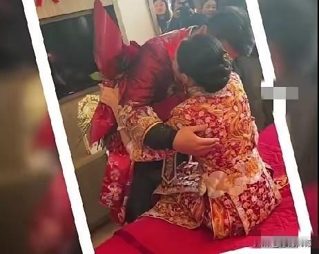 新郎和新娘是大学同学，两人毕业之后在一起创业，辗转几座城市打拼，女子全力支持男子