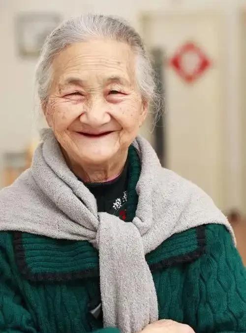 今天去养老院看二姑婆，92岁，老年痴呆5年，基本不认识人。二姑婆是我老公的二姑