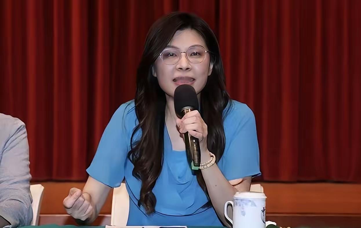 郑丽文“摊牌式”复电引爆两岸！她撕碎了台当局最后一块遮羞布“两岸同属中华民族