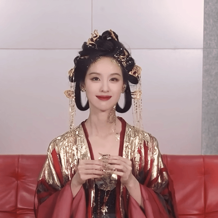 陈都灵参加王牌的造型是当时超出圈的镜妖姐姐一个客串拿下角色榜第三