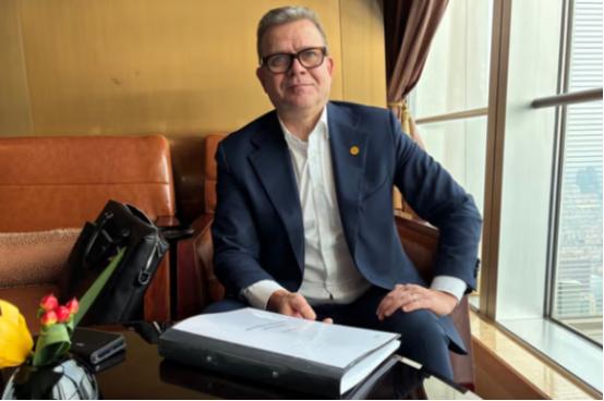 据芬兰媒体IS报道，芬兰总理奥尔波在访华的当晚，在北京接受采访，他透露：“我很早