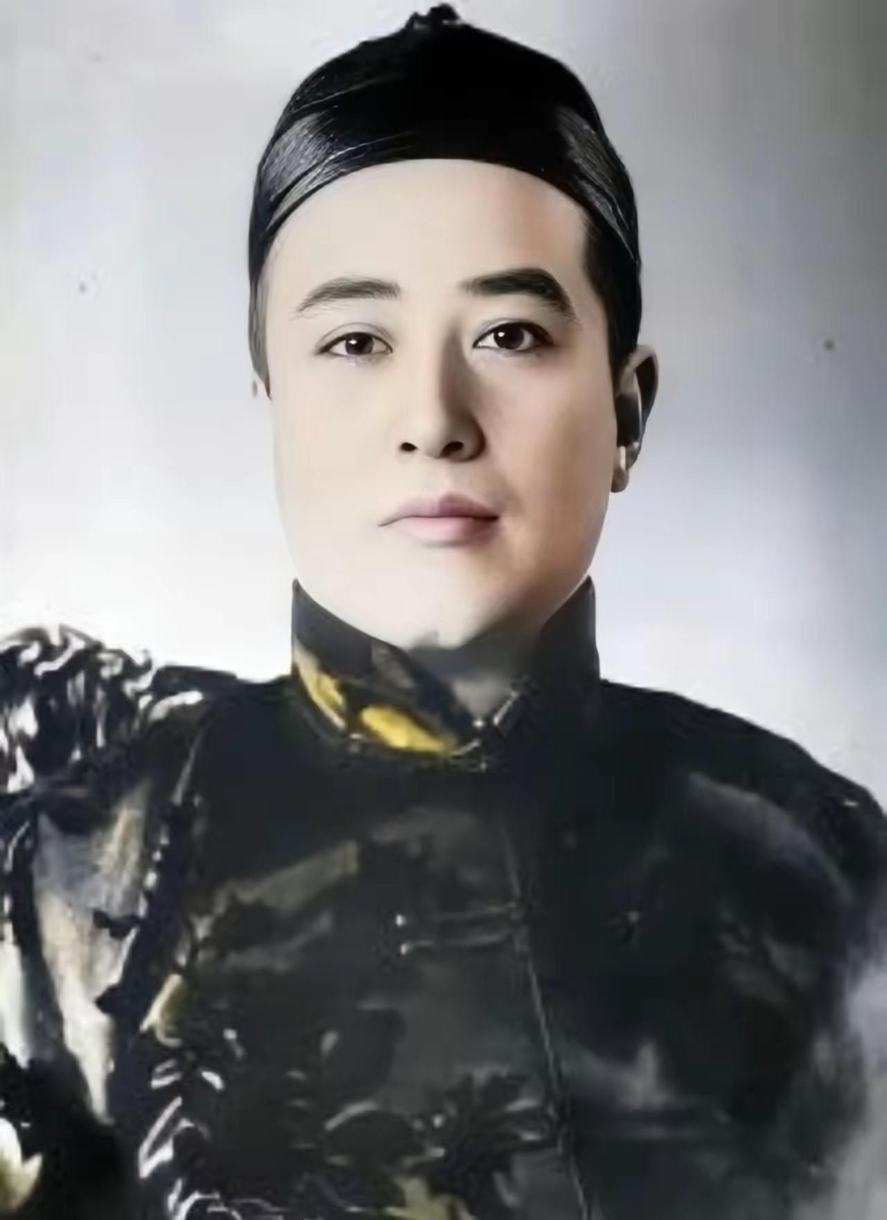 没想到清朝灭亡后最爽的皇室后裔居然是他？这是乾隆玄孙、最后一位庆亲王载振，当年轰