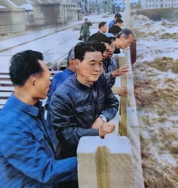 1981年9月22日，李鹏在宁夏青铜峡，检查防洪工作，保证人民的生活安全，留影，