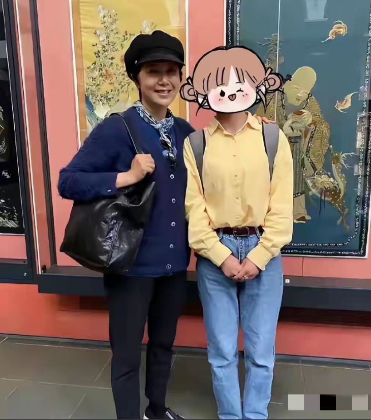 59岁蒋雯丽英国近照刷屏：瘦到脱相显老态，曾因“装嫩”遭全网骂，如今陪读享清净