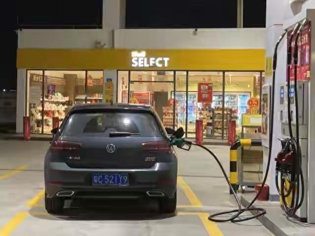 我同事老张上周把开了三年的ModelY卖了，到手17万。隔壁工位小李同期买的帕