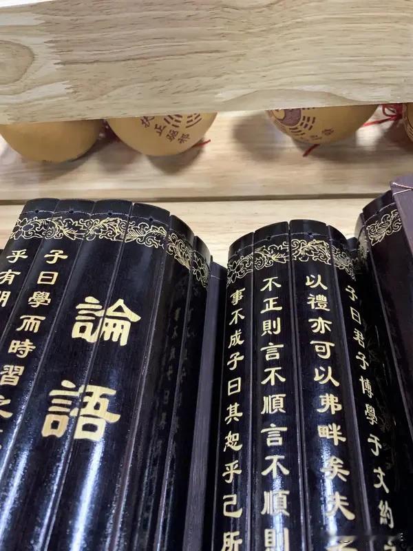 《论语》作为我们民族的经典，不仅我们中国人自己在读，东亚、东南亚，甚至，世界各地