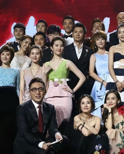 听说当年这集体照一出来，所有经纪公司都给自家明星改妆了，因为照片里所有人妆面都油