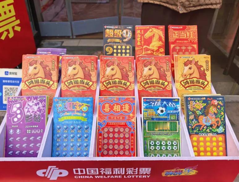一男子为了验证刮刮乐到底是不是“坑”，一口气豪掷21万多元，直接把彩票店里的刮刮