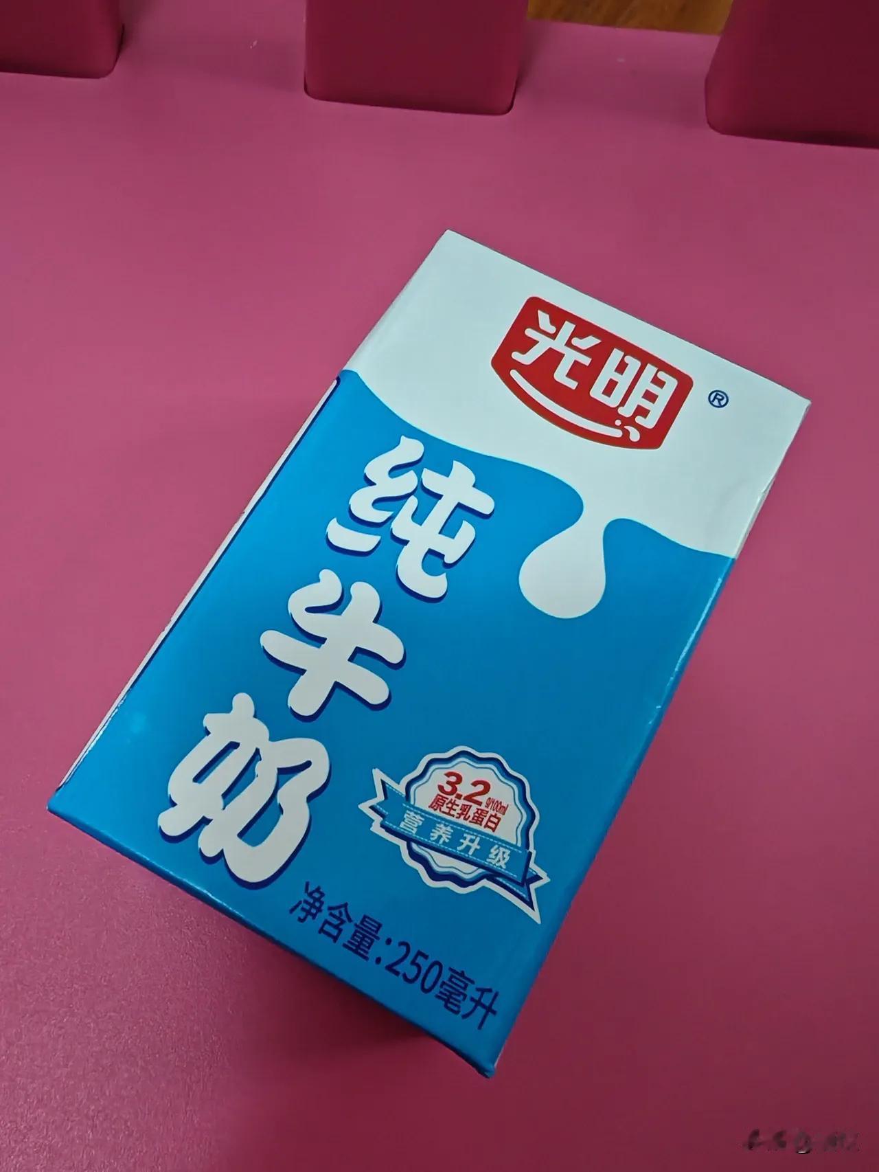 真是让上海的家长老泪纵横啊！今天的点心，孩子们第一次喝到了光明牛奶！全家都惊