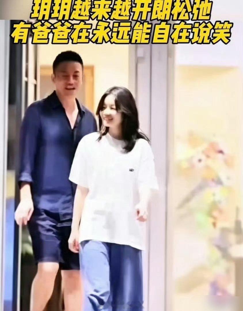 汪小菲陪玥儿在香港办信托，玥儿的神情简直跟大S年轻时一模一样，越来越开朗了​​