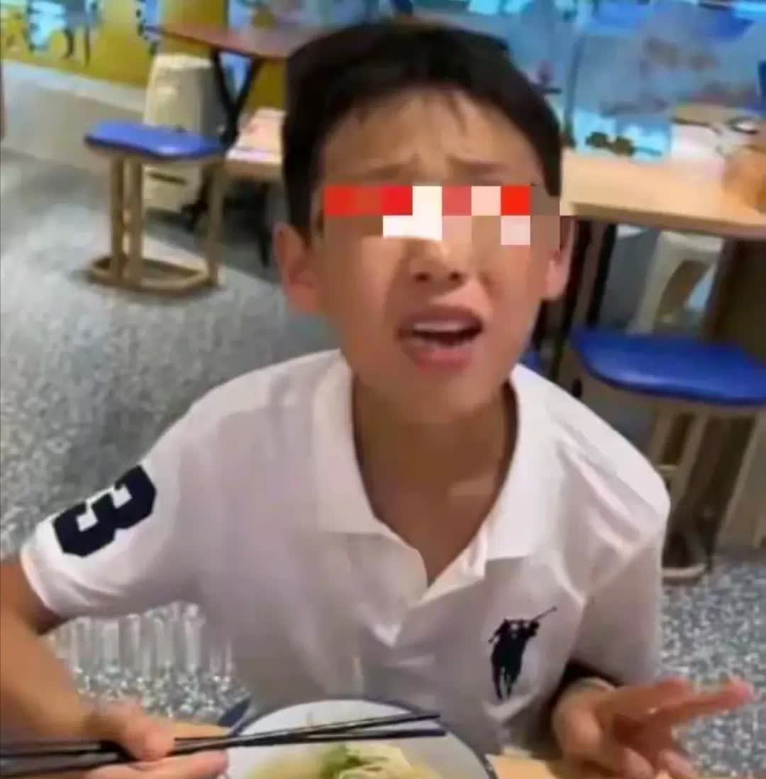 “前人砍树，后人暴晒！”女子带着3个孩子去吃牛肉面，一看店家免费续面，可把她乐坏