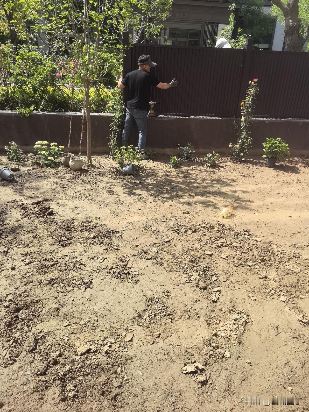 “你咋又把车停这儿了？？上次你停这儿耽误我充电我就没说你，你咋又停这儿！”刚