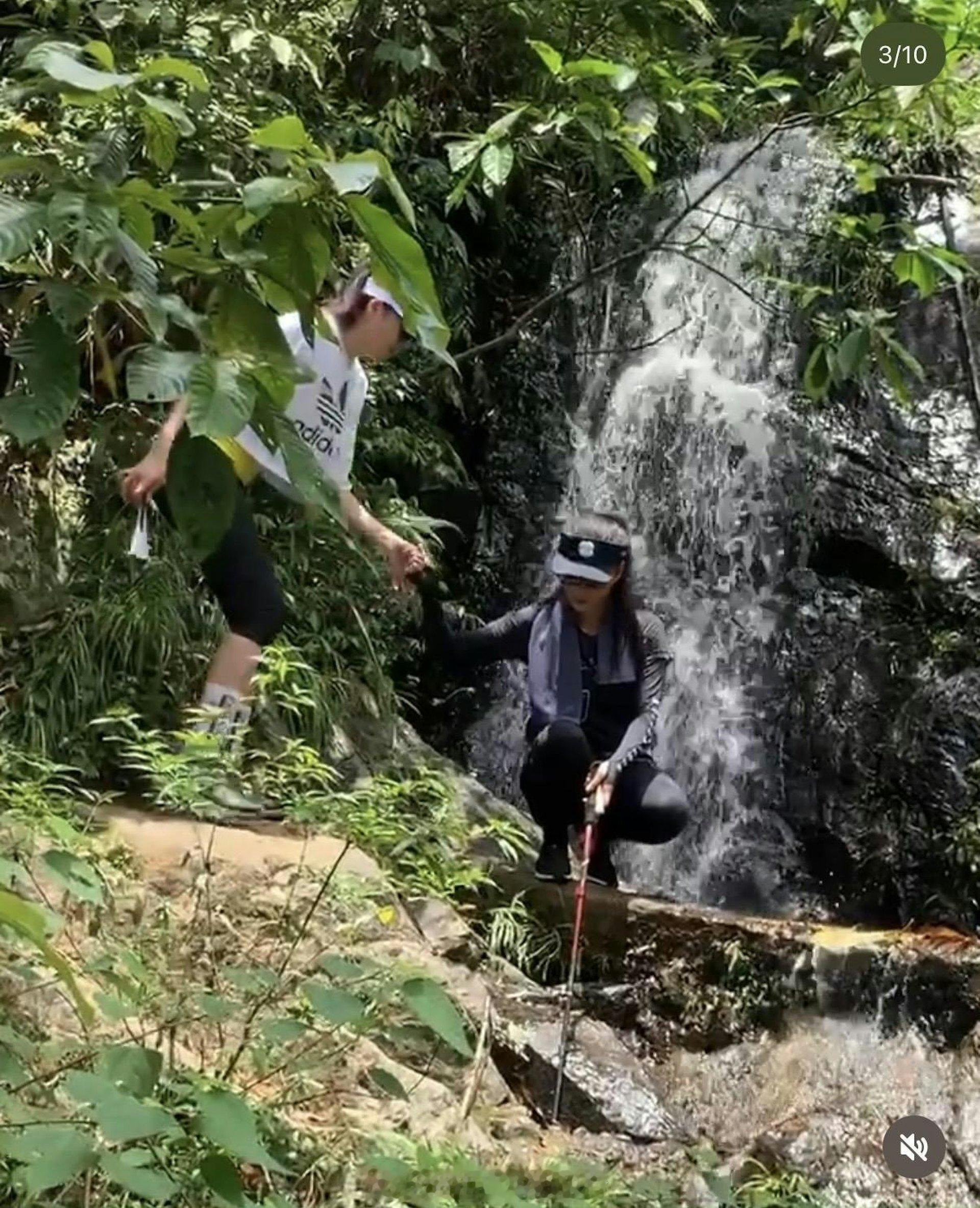 林淑敏滕丽名好友反目昔日互动亲密贴面拥抱如今形同陌路令人唏嘘TVB长寿处境剧《