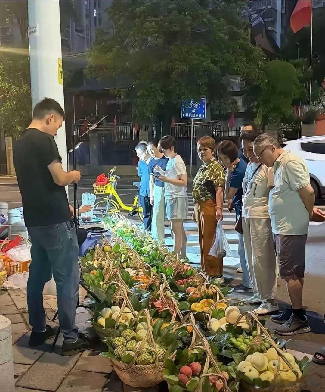 这是我见过卖水果中最会做生意的了，确实算点子多吧