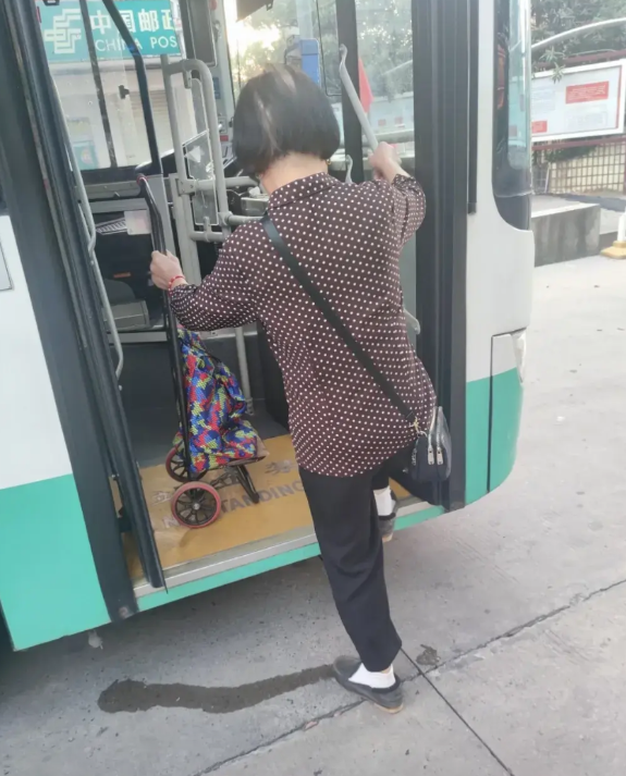 公交车每天都会碰到稀奇事，乘客一只脚踏在车上不上车，说是他老伴还没来，要公交司机