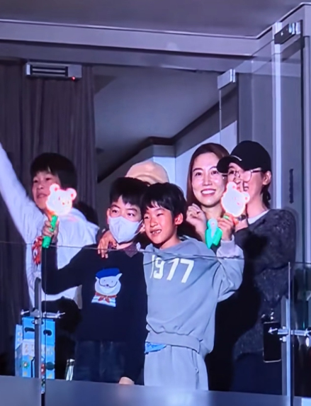 陈妍希带儿子星星看演唱会，星星眼睛像爸爸。陈妍希和儿子星星出现在陆虎的演唱会上