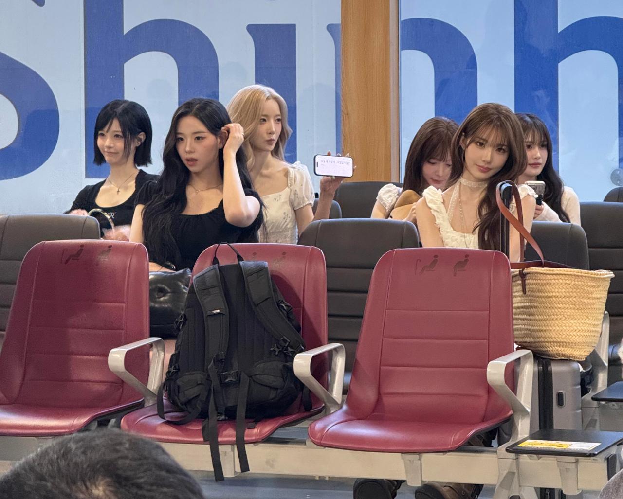 机场偶遇五位美女坐在一起。这是什么女团吗？以你的审美，你觉得谁最美？