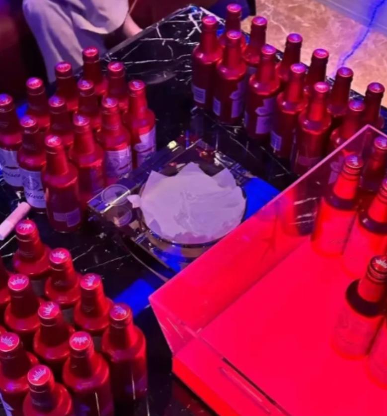 又气又好笑！甘肃兰州，两男子到KTV消费，喝了很多酒，还叫了个陪酒公主，两人尽兴