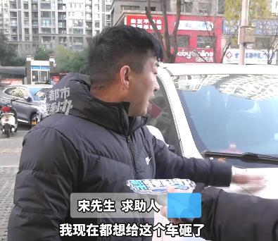 河南郑州，一停车场老板发现，一辆车停了971天，停车费已累计到了39847元，老