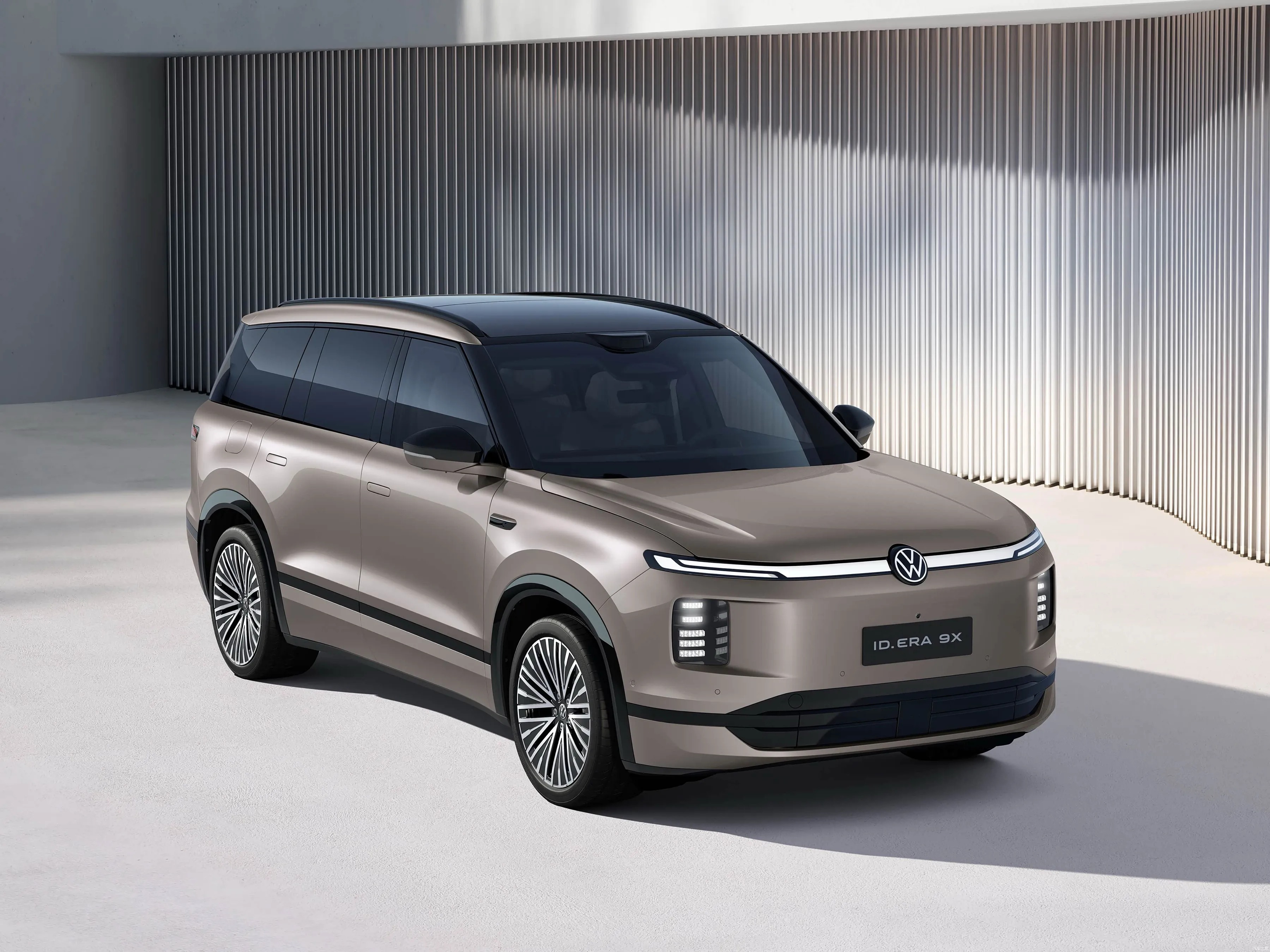 5米2大块头转弯比两厢车灵活？这底盘新势力真得喊师父！试完上汽大众ID.9X，