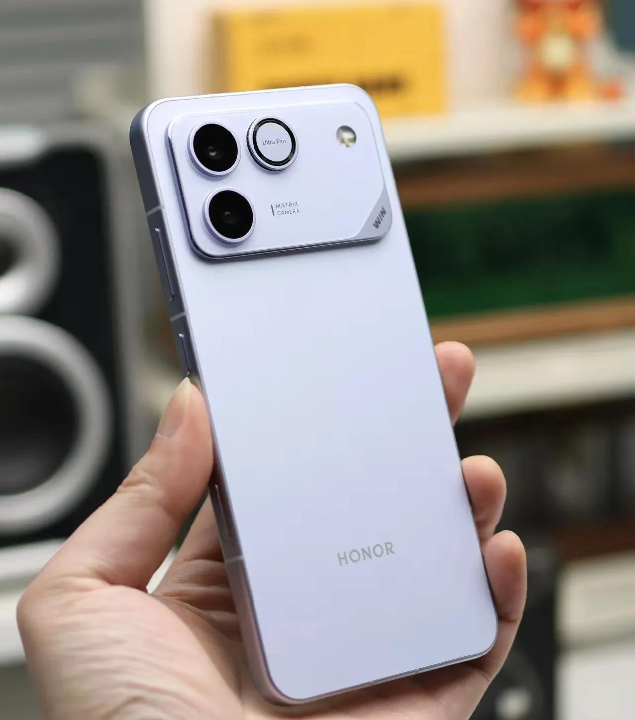 虽为天马屏，实际体验没有一些网友说差，荣耀在屏幕的品控要求是行业最高的，所以不要