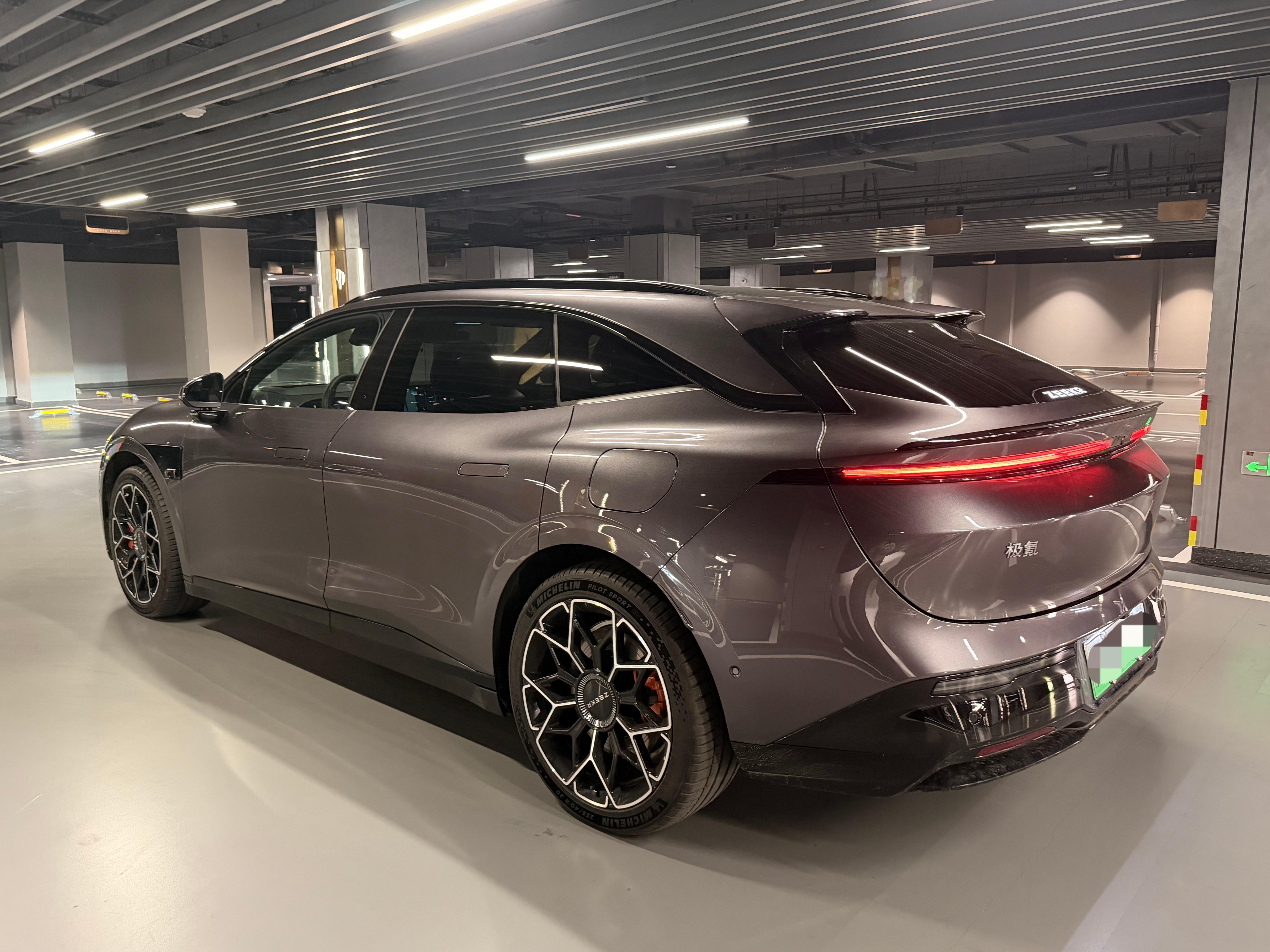 要颜值更要底气！极氪007GT给你最全面的选择！整体车型采用猎装美学，线条十分飒