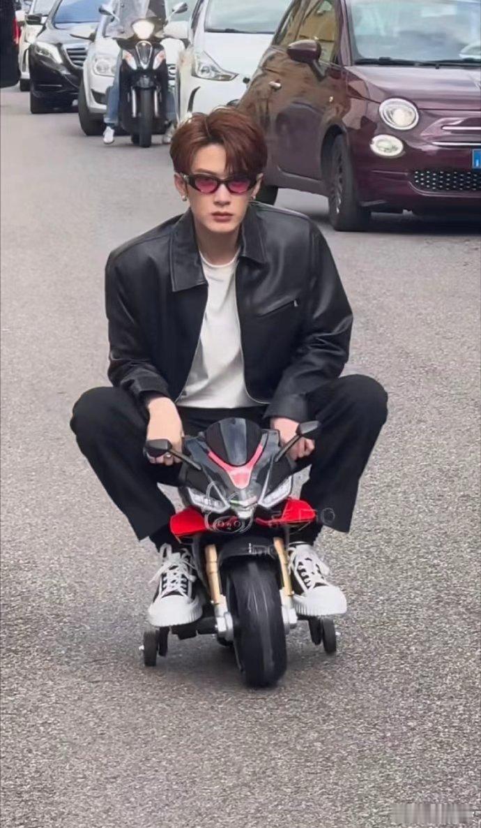 檀健次骑小摩托去看秀檀健次骑好迷你小摩托去米兰时装周看秀!这座驾也太酷炫的出行方